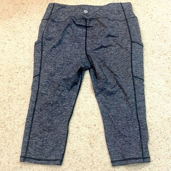 Torrid Performance Curve Active Capri w/ Pockets 💪🏻 - Picture 4 of 4